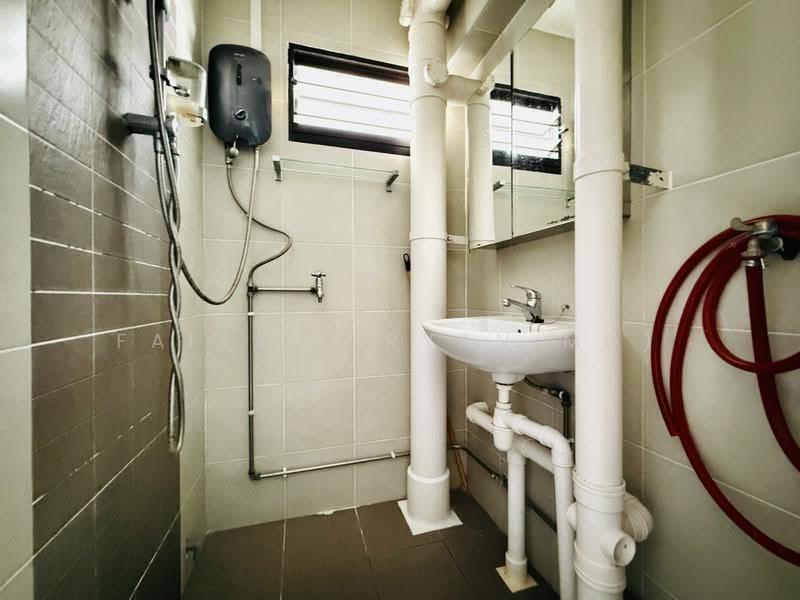2 Tanjong Pagar Plaza, 2 Tanjong Pagar Plaza, Chinatown / Tanjong Pagar, 2 Bedrooms, 635 sqft, HDB Flat For Sale, by Faisal (Ryan MD), 500271421 - Bathroom - PropertyGuru.com.sg