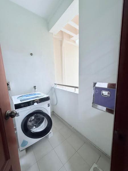 Simsville, 8 Geylang East Avenue 2, Eunos / Geylang / Paya Lebar, 2 Bedrooms, 980 sqft, Condominium For Rent, by Anthea Yeo 杨丽娇, 500271504 - Balcony - PropertyGuru.com.sg