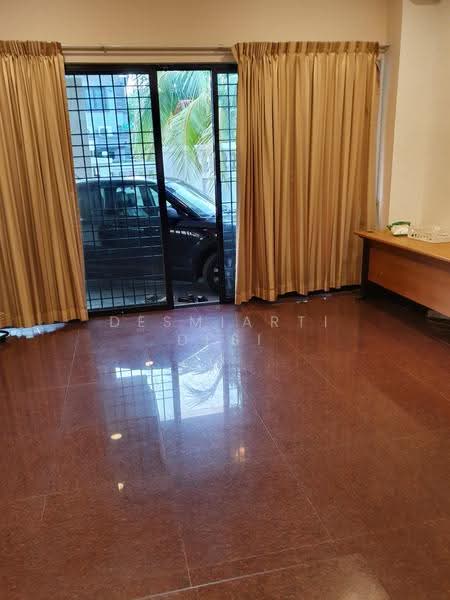 6 BEDROOMS CORNER SEMI DETACHED 3 STOREY 4000SQFT, Jln Rimau of Eunos Road, Eunos / Geylang / Paya Lebar, 6 Bedrooms, 4,000 sqft, Semi-Detached House For Rent, by Desmiarti Desi, 500271519 - PropertyGuru.com.sg