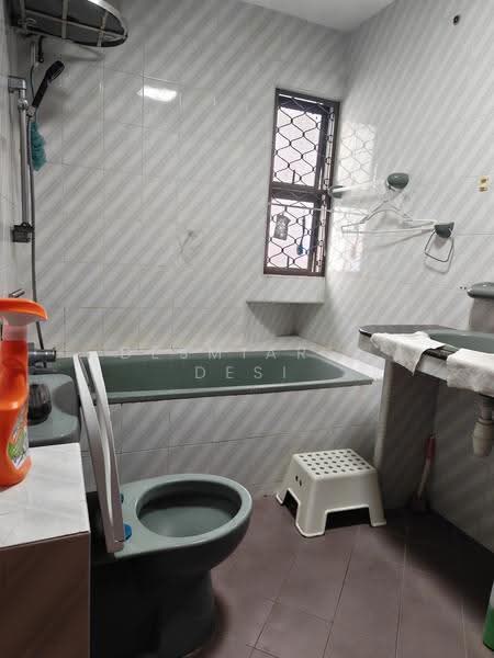 6 BEDROOMS CORNER SEMI DETACHED 3 STOREY 4000SQFT, Jln Rimau of Eunos Road, Eunos / Geylang / Paya Lebar, 6 Bedrooms, 4,000 sqft, Semi-Detached House For Rent, by Desmiarti Desi, 500271519 - Bathroom - PropertyGuru.com.sg