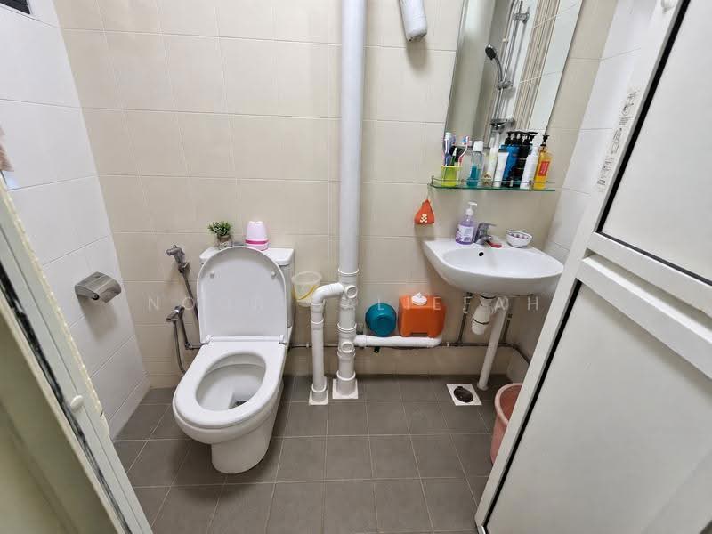 408 Pandan Gardens, 408 Pandan Gardens, Boon Lay / Jurong / Tuas, 3 Bedrooms, 1,044 sqft, HDB Flat For Sale, by Noor Saliefah, 500271579 - Bathroom - PropertyGuru.com.sg