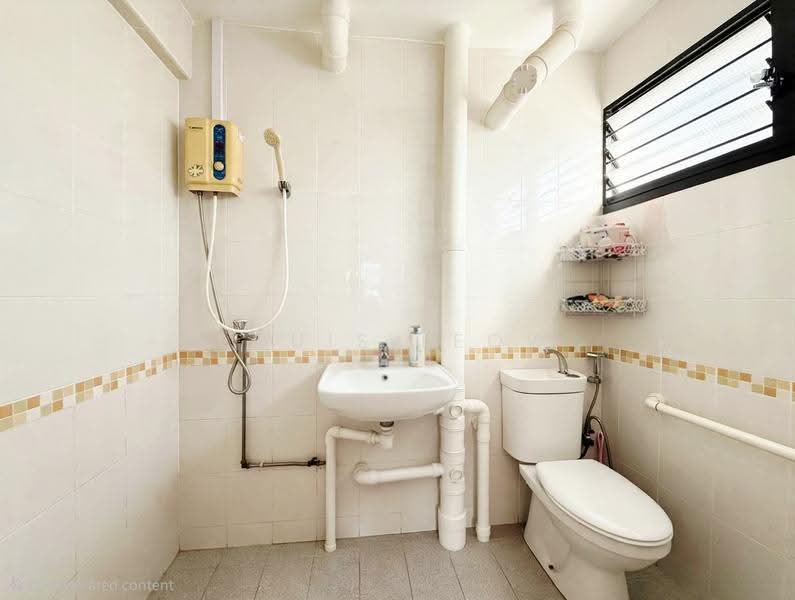 227 Jurong East Street 21, 227 Jurong East Street 21, Boon Lay / Jurong / Tuas, 3 Bedrooms, 1,292 sqft, HDB Flat For Sale, by Louis Leow, 500271603 - Bathroom - PropertyGuru.com.sg