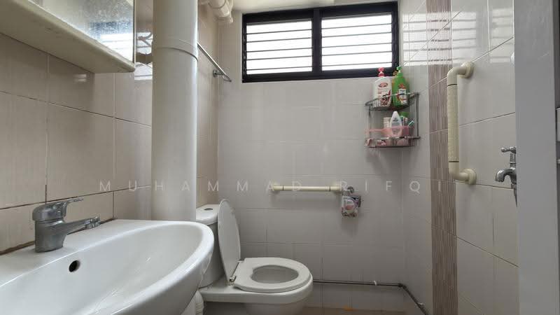 442 Ang Mo Kio Avenue 10, 442 Ang Mo Kio Avenue 10, Ang Mo Kio / Bishan / Thomson, 2 Bedrooms, 721 sqft, HDB Flat For Sale, by Muhammad Rifqi, 500271606 - Bathroom - PropertyGuru.com.sg