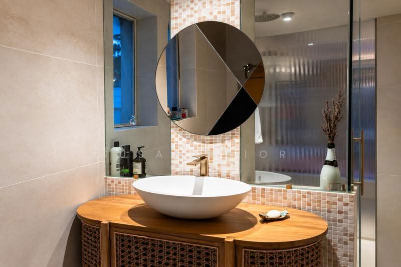 Trendy Tiong Bahru One Bed, Tiong Bahru Road, Alexandra / Commonwealth, 1 Bedroom, 800 sqft, Walk-up Apartment For Rent, by Susan Prior, 500271633 - Bathroom - PropertyGuru.com.sg