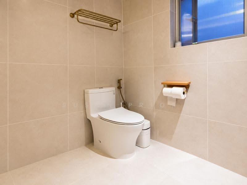 Trendy Tiong Bahru One Bed, Tiong Bahru Road, Alexandra / Commonwealth, 1 Bedroom, 800 sqft, Walk-up Apartment For Rent, by Susan Prior, 500271633 - Bathroom - PropertyGuru.com.sg