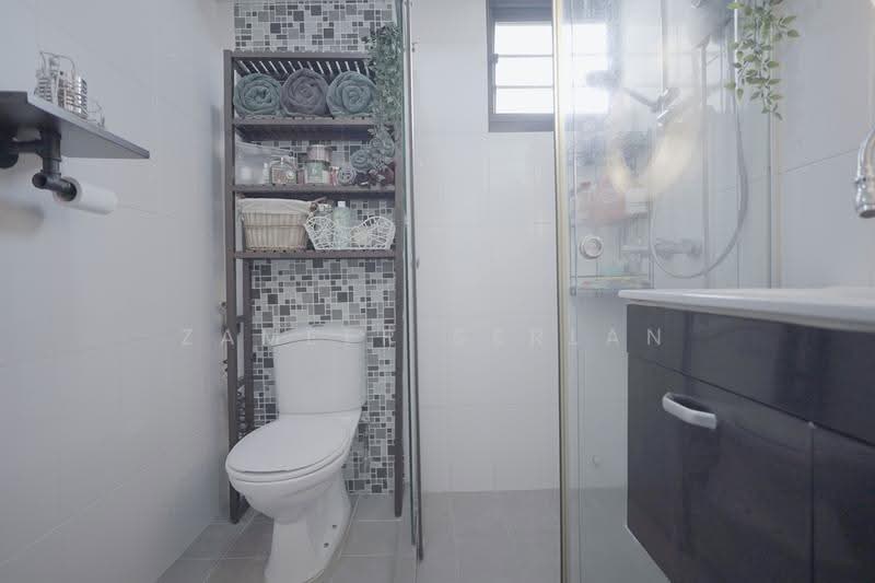 302A Woodlands Street 31, 302A Woodlands Street 31, Admiralty / Woodlands, 2 Bedrooms, 721 sqft, HDB Flat For Sale, by Zameer Serlan, 500271651 - Master Bathroom - PropertyGuru.com.sg