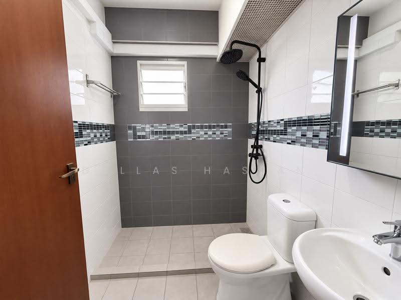 208A Punggol Place, 208A Punggol Place, Hougang / Punggol / Sengkang, 2 Bedrooms, 721 sqft, HDB Flat For Sale, by Dallas Hassan, 500271707 - Bathroom - PropertyGuru.com.sg