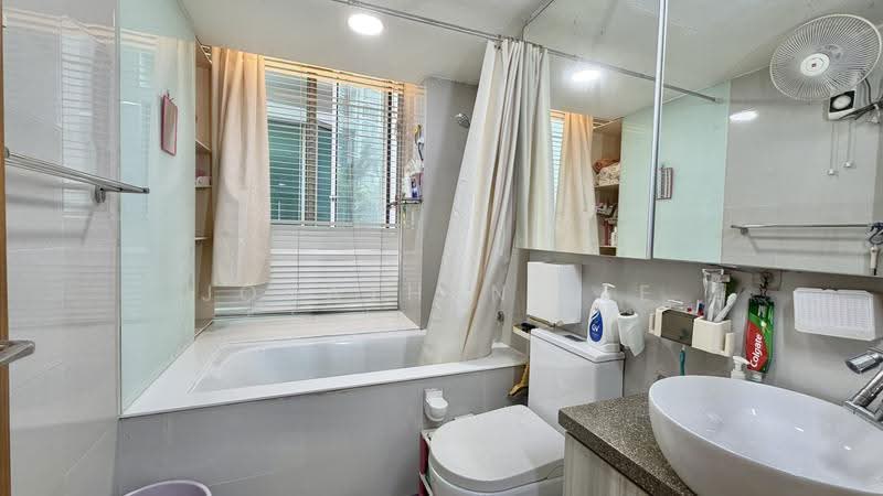 The Quartz, 51 Compassvale Bow, Hougang / Punggol / Sengkang, 3 Bedrooms, 1,518 sqft, Condominium For Sale, by Jonathan Lee, 500271820 - Bathroom - PropertyGuru.com.sg