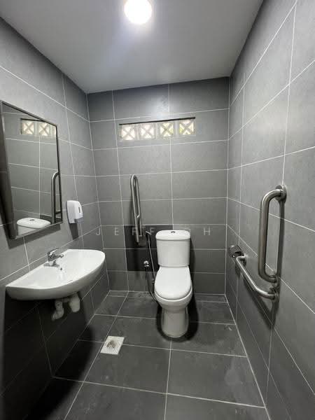 Little India Conservation Shophouse for Rent, Little India, Farrer Park, Rochor, Jalan Besar, Serangoon Road,, Beach Road / Bugis / Rochor, 2,306 sqft, Shop / Shophouse For Rent, by Jeff Oh, 500271868 - 2/F Toilet - CommercialGuru.com.sg