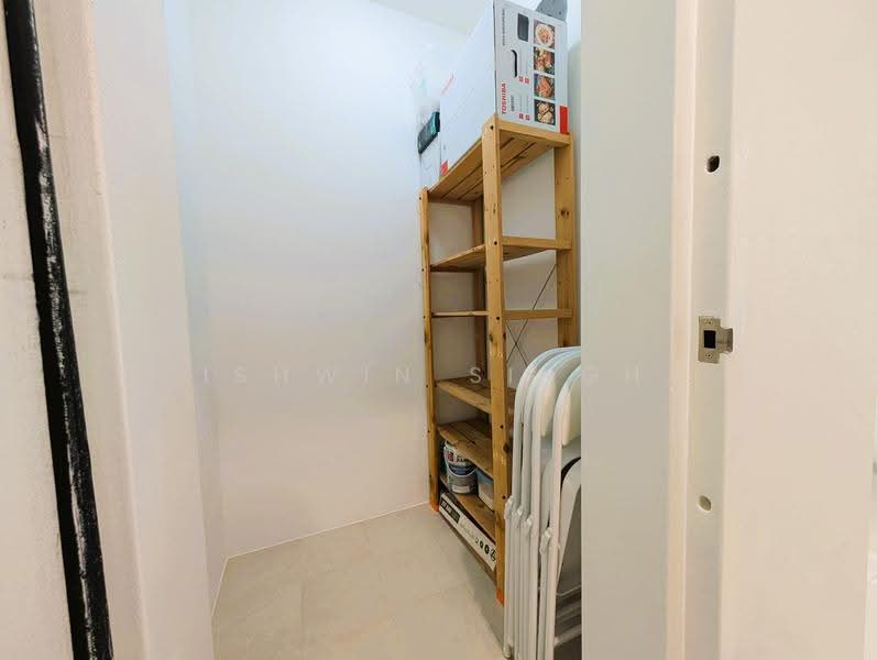 Siglap V, 2 First Street, East Coast / Marine Parade, 1 Bedroom, 517 sqft, Condominium For Rent, by Ishwin Singh, 500271879 - Store Room with Rack - PropertyGuru.com.sg