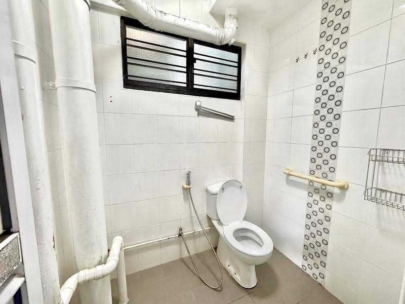 160 Bukit Batok Street 11, 160 Bukit Batok Street 11, Dairy Farm / Bukit Panjang / Choa Chu Kang, 2 Bedrooms, 786 sqft, HDB Flat For Sale, by Hidayat Shariff, 500271935 - Bathroom - PropertyGuru.com.sg