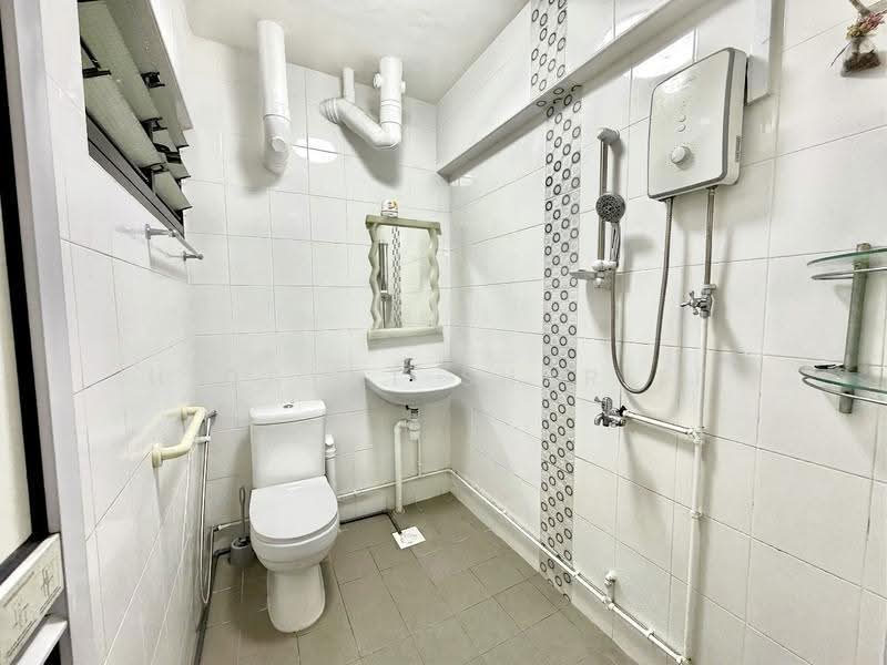 160 Bukit Batok Street 11, 160 Bukit Batok Street 11, Dairy Farm / Bukit Panjang / Choa Chu Kang, 2 Bedrooms, 786 sqft, HDB Flat For Sale, by Hidayat Shariff, 500271935 - Bathroom - PropertyGuru.com.sg