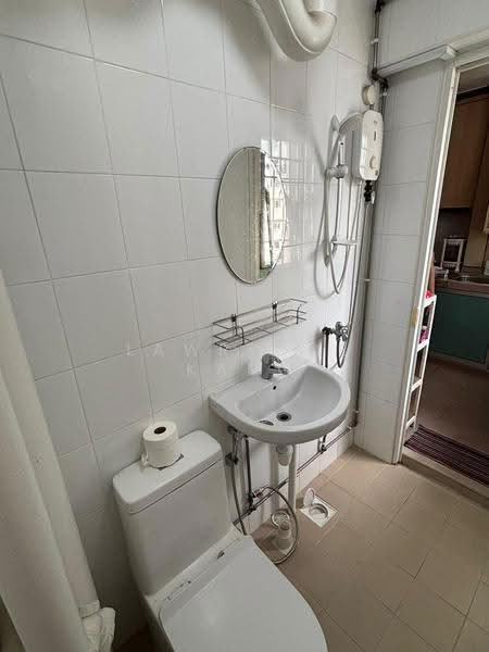419 Tampines Street 41, 419 Tampines Street 41, Pasir Ris / Tampines, 2 Bedrooms, 689 sqft, HDB Flat For Sale, by Lawrence Kang, 500271938 - Bathroom - PropertyGuru.com.sg