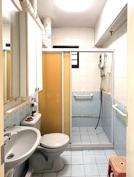 144 Lorong 2 Toa Payoh, 144 Lorong 2 Toa Payoh, Balestier / Toa Payoh, Room Rental, 105 sqft, HDB Flat For Rent, by Poon Wing Kee, 500271941 - Bathroom - PropertyGuru.com.sg