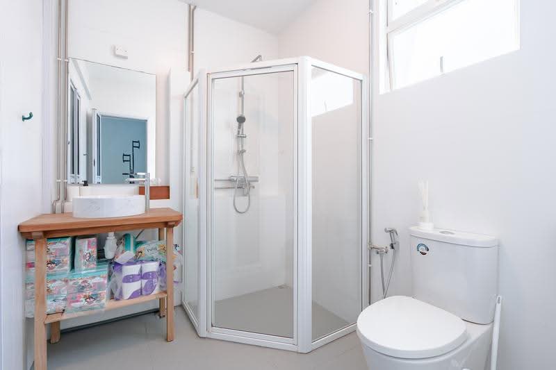 Century Woods, Woodgrove View, Admiralty / Woodlands, 5 Bedrooms, 3,300 sqft, Terraced House For Sale, by Jill Poo, 500271945 - Bathroom - PropertyGuru.com.sg