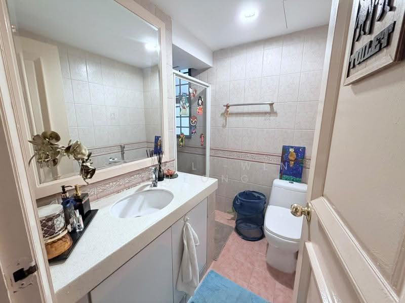 Parkview Apartments, 1 Bukit Batok Street 25, Dairy Farm / Bukit Panjang / Choa Chu Kang, Room Rental, 9 sqft, Apartment For Rent, by Sean Li-wen Cheong, 500271998 - Bathroom - PropertyGuru.com.sg