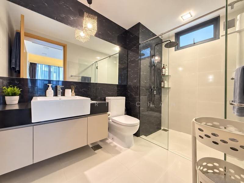 Esparina Residences, 127 Compassvale Bow, Hougang / Punggol / Sengkang, 2 Bedrooms, 829 sqft, Condominium For Sale, by Cedric Chan, 500272012 - Bathroom - PropertyGuru.com.sg