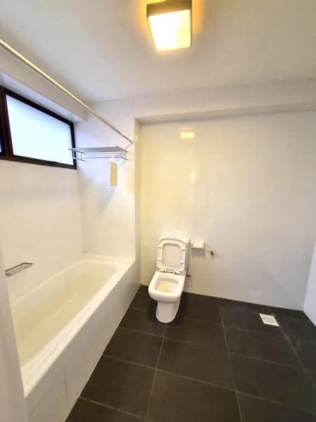 The Cairnhill, 4 Cairnhill Rise, Orchard / River Valley, 4 Bedrooms, 2,788 sqft, Condominium For Rent, by Dinish Sheagar, 500272031 - Bathroom - PropertyGuru.com.sg