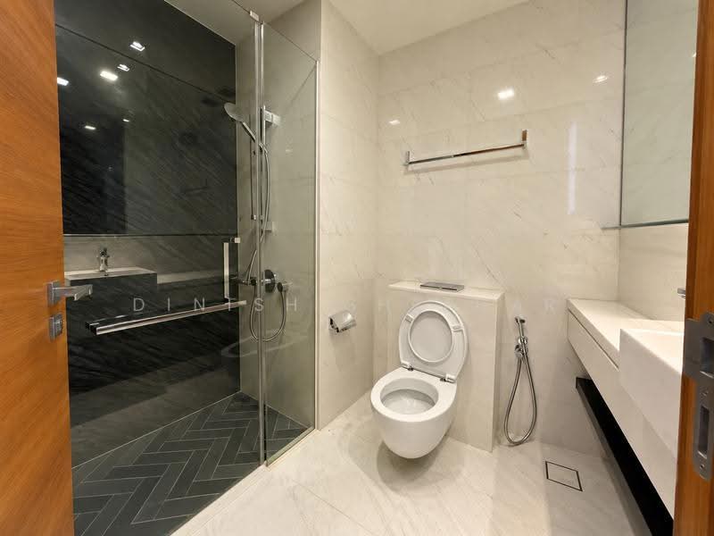 Altez, 16 Enggor Street, Chinatown / Tanjong Pagar, 2 Bedrooms, 1,109 sqft, Condominium For Sale, by Dinish Sheagar, 500272060 - Bathroom - PropertyGuru.com.sg