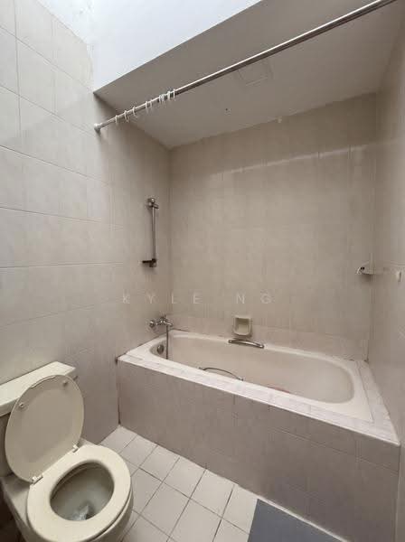 Clydesview, 16A Jervois Lane, Alexandra / Commonwealth, Room Rental, 400 sqft, Condominium For Rent, by Kyle Ng, 500272064 - Bathroom - PropertyGuru.com.sg