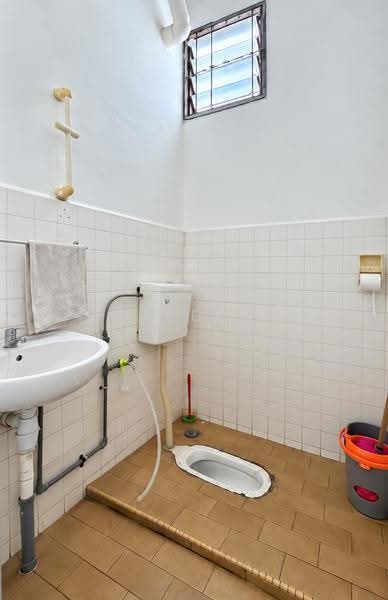607 Ang Mo Kio Avenue 4 (HDB Shophouse), ANG MO KIO AVENUE 4, Ang Mo Kio / Bishan / Thomson, 721 sqft, Shop / Shophouse For Sale, by Eileen Leong, 500272081 - Bathroom - CommercialGuru.com.sg