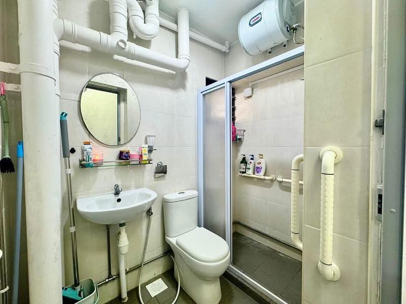 298B Compassvale Street, 298B Compassvale Street, Hougang / Punggol / Sengkang, 3 Bedrooms, 1,012 sqft, HDB Flat For Sale, by Farah Zack, 500272104 - Bathroom - PropertyGuru.com.sg