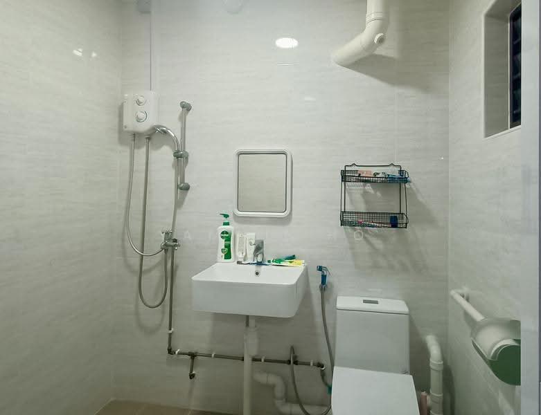 939 Jurong West Street 91, 939 Jurong West Street 91, Boon Lay / Jurong / Tuas, 2 Bedrooms, 785 sqft, HDB Flat For Sale, by Yammie Ho, 500272129 - Bathroom - PropertyGuru.com.sg