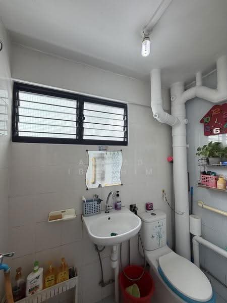 406 Tampines Street 41, 406 Tampines Street 41, Pasir Ris / Tampines, 3 Bedrooms, 957 sqft, HDB Flat For Sale, by Ahmad Ibrahim, 500272161 - Bathroom - PropertyGuru.com.sg