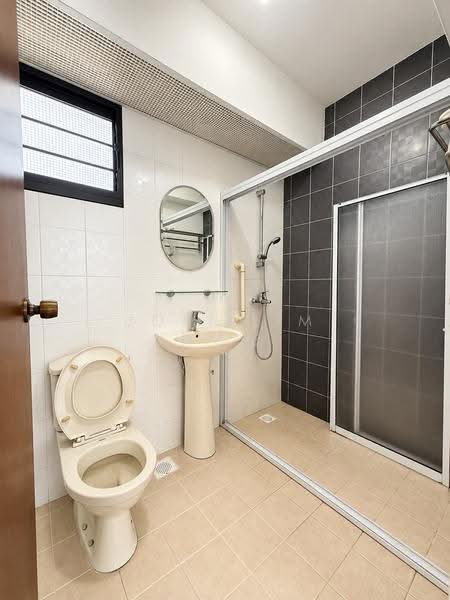 337B Tah Ching Road, 337B Tah Ching Road, Boon Lay / Jurong / Tuas, 2 Bedrooms, 689 sqft, HDB Flat For Sale, by Joei Lim 林芯彤, 500272167 - Bathroom - PropertyGuru.com.sg