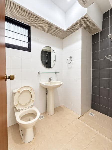337B Tah Ching Road, 337B Tah Ching Road, Boon Lay / Jurong / Tuas, 2 Bedrooms, 689 sqft, HDB Flat For Sale, by Joei Lim 林芯彤, 500272167 - Bathroom - PropertyGuru.com.sg