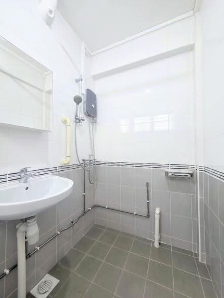 332 Serangoon Avenue 3, 332 Serangoon Avenue 3, Hougang / Punggol / Sengkang, 3 Bedrooms, 904 sqft, HDB Flat For Sale, by Brett Chua, 500272217 - Bathroom - PropertyGuru.com.sg