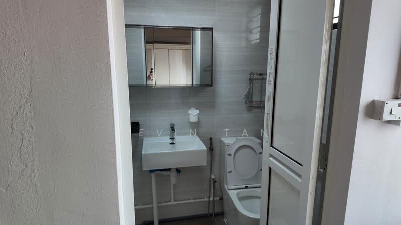 976 Jurong West Street 93, 976 Jurong West Street 93, Boon Lay / Jurong / Tuas, 3 Bedrooms, 1,130 sqft, HDB Flat For Rent, by Kevin Tan, 500272228 - Bathroom - PropertyGuru.com.sg
