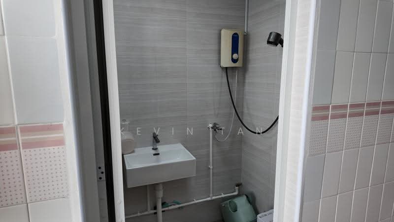 976 Jurong West Street 93, 976 Jurong West Street 93, Boon Lay / Jurong / Tuas, 3 Bedrooms, 1,130 sqft, HDB Flat For Rent, by Kevin Tan, 500272228 - Bathroom - PropertyGuru.com.sg