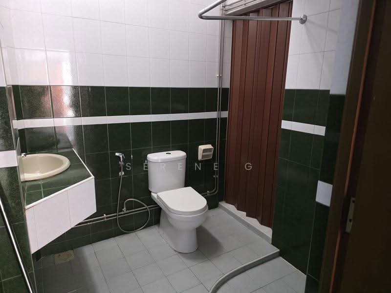 Teacher's Housing Estate, 41 Munshi Abdullah Avenue, Mandai / Upper Thomson, 7 Bedrooms, 2,700 sqft, Terraced House For Sale, by Serene G, 500272282 - Bathroom - PropertyGuru.com.sg