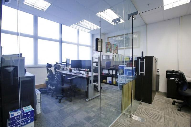 Tradehub 21, 18 Boon Lay Way, Boon Lay / Jurong / Tuas, 1,582 sqft, Light Industrial (B1) For Sale, by Johnny Chin, 500272285 - Study - CommercialGuru.com.sg
