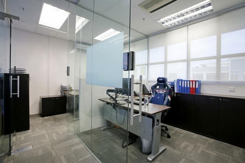 Tradehub 21, 18 Boon Lay Way, Boon Lay / Jurong / Tuas, 1,582 sqft, Light Industrial (B1) For Sale, by Johnny Chin, 500272285 - Study - CommercialGuru.com.sg