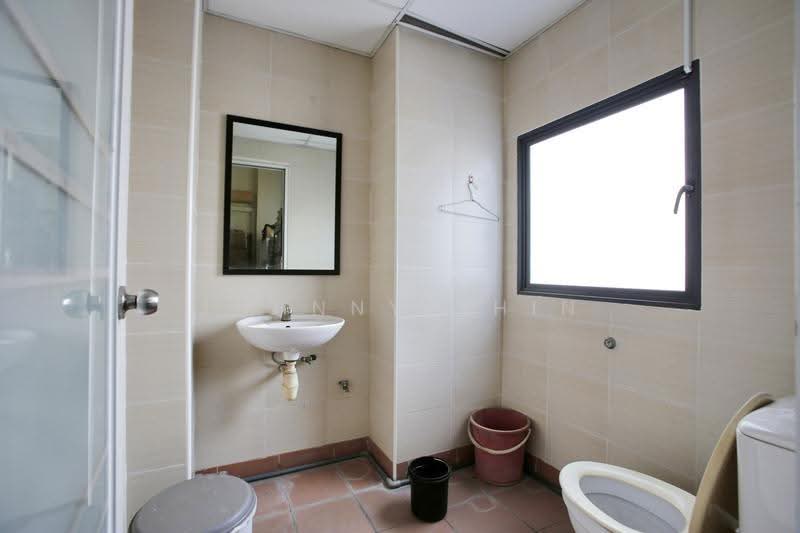 Tradehub 21, 18 Boon Lay Way, Boon Lay / Jurong / Tuas, 1,453 sqft, Light Industrial (B1) For Sale, by Johnny Chin, 500272309 - Bathroom - CommercialGuru.com.sg