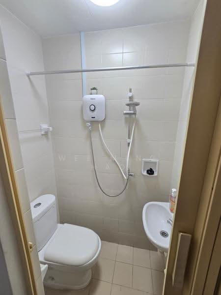 East Meadows, 30 Tanah Merah Kechil Road, Bedok / Upper East Coast, Room Rental, 80 sqft, Condominium For Rent, by Wee Ming Hao, 500272386 - Bathroom - PropertyGuru.com.sg