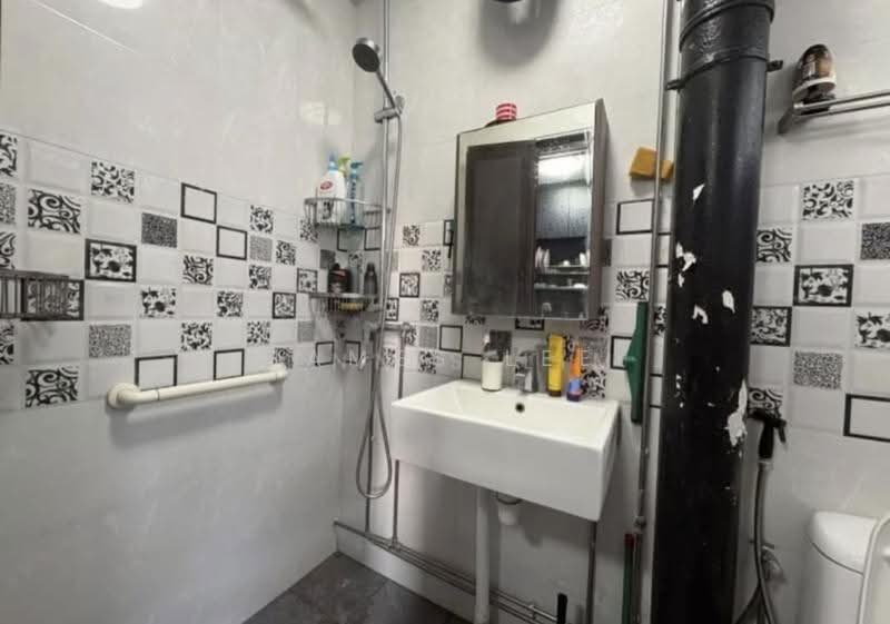 306 Yishun Central, 306 Yishun Central, Sembawang / Yishun, 3 Bedrooms, 1,313 sqft, HDB Flat For Sale, by James Lee, 500272392 - Bathroom - PropertyGuru.com.sg