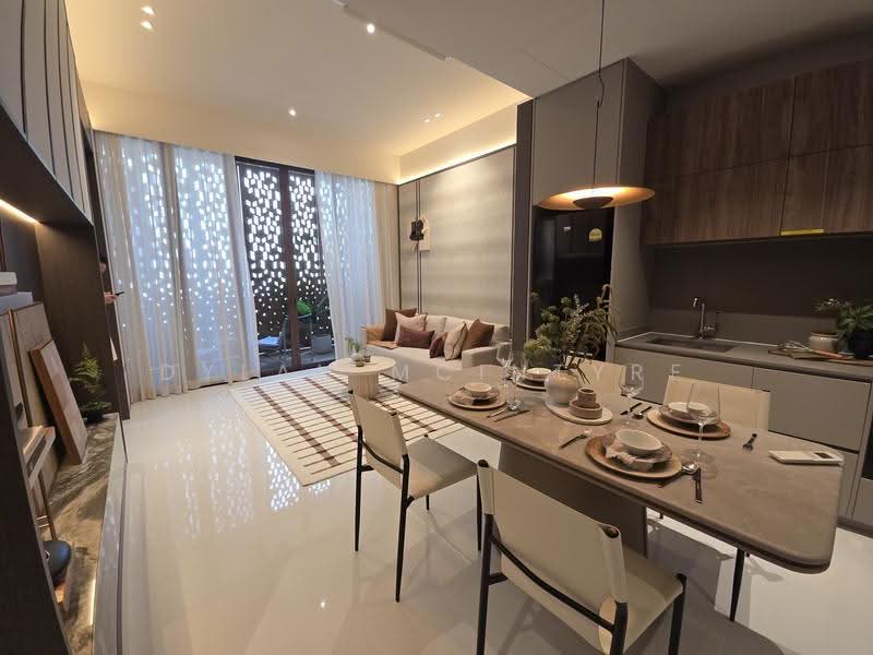 Parksuites, 18 Holland Grove Road, Tanglin / Holland / Bukit Timah, 2 Bedrooms, 786 sqft, Condominium For Sale, by Dylan McIntyre, 500272435 - Living Room - PropertyGuru.com.sg