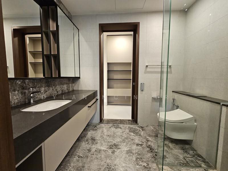 Parksuites, 18 Holland Grove Road, Tanglin / Holland / Bukit Timah, 2 Bedrooms, 786 sqft, Condominium For Sale, by Dylan McIntyre, 500272435 - Bathroom - PropertyGuru.com.sg