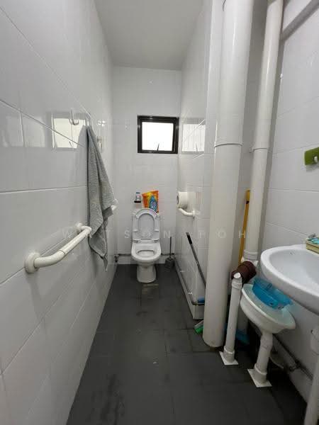 114 Bedok Reservoir Road, 114 Bedok Reservoir Road, Bedok / Upper East Coast, 3 Bedrooms, 1,593 sqft, HDB Flat For Sale, by Watson Poh, 500272512 - Bathroom - PropertyGuru.com.sg