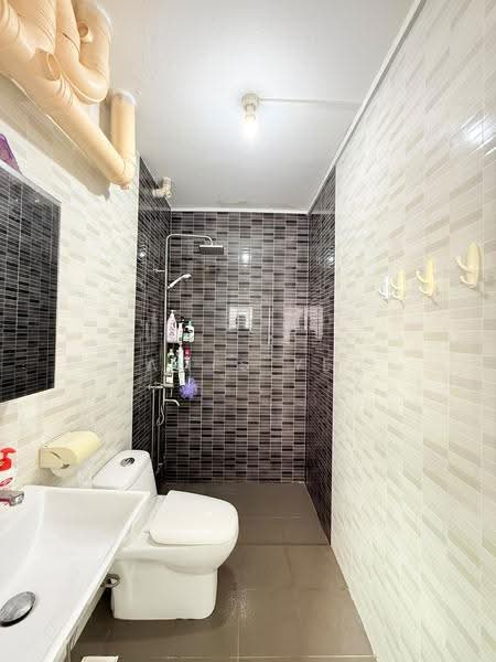 723 Woodlands Avenue 6, 723 Woodlands Avenue 6, Admiralty / Woodlands, 4 Bedrooms, 1,313 sqft, HDB Flat For Sale, by James Yeo, 500272543 - Bathroom - PropertyGuru.com.sg