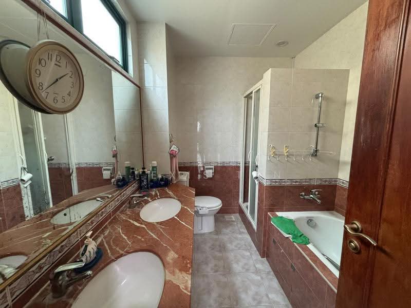 Lakeside Grove, Corporation Rise, Boon Lay / Jurong / Tuas, Room Rental, 300 sqft, Terraced House For Rent, by Alexis Tan, 500272545 - Bathroom - PropertyGuru.com.sg