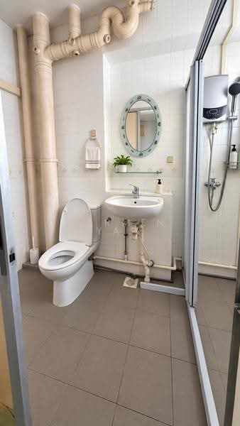 725 Pasir Ris Street 72, 725 Pasir Ris Street 72, Pasir Ris / Tampines, 2 Bedrooms, 1,000 sqft, HDB Flat For Rent, by Carmen Yap, 500272583 - Bathroom - PropertyGuru.com.sg