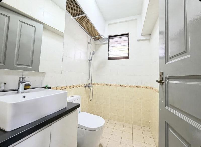 180 Bedok North Road, 180 Bedok North Road, Bedok / Upper East Coast, 3 Bedrooms, 990 sqft, HDB Flat For Sale, by Karine Kuang, 500272591 - Master Bathroom - PropertyGuru.com.sg