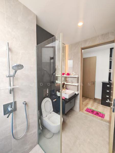 M Suites, 65 Lorong Melayu, Eunos / Geylang / Paya Lebar, 3 Bedrooms, 1,044 sqft, Condominium For Rent, by Bridget Tan, 500272596 - Master Bathroom - PropertyGuru.com.sg