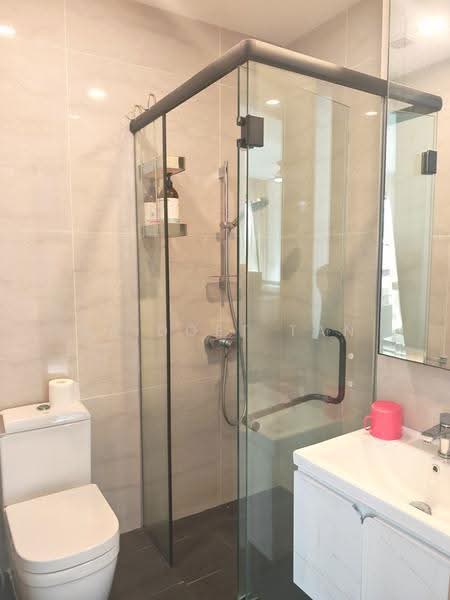 M Suites, 65 Lorong Melayu, Eunos / Geylang / Paya Lebar, 3 Bedrooms, 1,044 sqft, Condominium For Rent, by Bridget Tan, 500272596 - Common Bathroom - PropertyGuru.com.sg