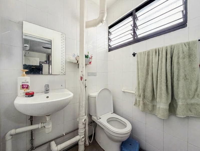 126 Yishun Street 11, 126 Yishun Street 11, Sembawang / Yishun, 2 Bedrooms, 721 sqft, HDB Flat For Sale, by Ivy Lim, 500272617 - Bathroom - PropertyGuru.com.sg