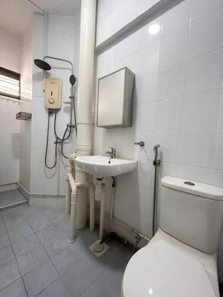 216 Jurong East Street 21, 216 Jurong East Street 21, Boon Lay / Jurong / Tuas, 4 Bedrooms, 1,593 sqft, HDB Flat For Sale, by KEE PENG HAR, 500272626 - Bathroom - PropertyGuru.com.sg